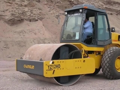 Hükümet yol inşaatı için mini titreşimli rulo sıkıştırıcı GYD102J hidrolik 10 ton